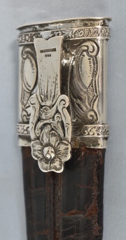 Cuchillo hoja Dufour, vaina de plata y cuero. Punzón del Platero y título 800. Largo: 40 cm. Hoja: 23 cm.