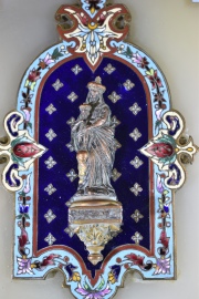 Pila de bronce cloissoné sobre placa de onix, imagen de la Virgen y El Niño.