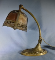 Lámpara de escritorio Art Nouveau, de bronce ornamentado con guardas y pantalla con averías. 35 cm.