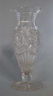 Florero de cristal tallado. Alto: 29,2 cm.