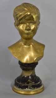 Pequeña figura de Joven, firmada Houssin, escultura de bronce dorado, con base de mármol restaurado. 15 cm.