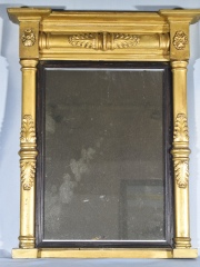 Espejo de pared estilo Imperio con columnillas. Mide: 66 x 48 cm.