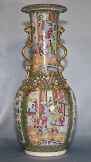 Gran Vaso Cantón, decoración con flores y reservas y flores. Cuello alto c/dragones, pequeño deterioro en uno. Alto: 61
