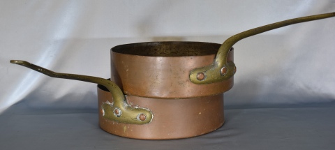Tres Piezas, olla y dos sartenes de cobre con asas de bronce. Diámetro: 40 cm. Alto máximo: 27 cm.
