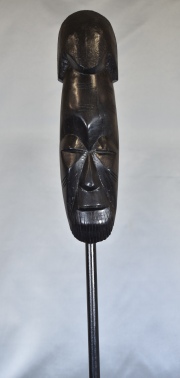 Máscara de hombre Africana con pedestal madera cuadrado. 29 cm.