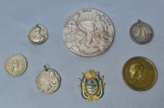 SIETE MONEDAS Y MEDALLAS CONMEMORATIVAS: Fiesta del Centenario y Exposiciones Bs. As. 1810 - 1910. 7 Piezas.