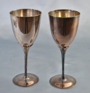 Dos copas de metal plateado. Bases circulares. Alto: 19,5 cm.