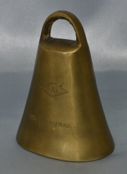 CENCERRO DE BRONCE DORADO, inscripción: 44 Exposición de Novillos 1980 P. y A. Lanusse. 13.5 cm.