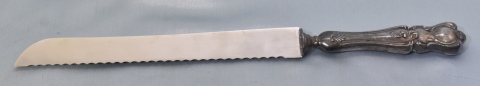 Cuchillo para pan en estuche. Largo: 32 cm. Óxido.