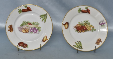 Cuatro platos, porcelana decoración de fruta.