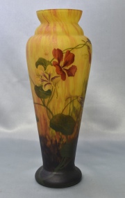 Vaso en vidrio artístico francés sobre fondo amarillo. Leves cachaduras en la boca. Alto: 30 cm.