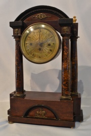 Reloj Bidermeier.Desperfectos, Faltantes. Aplicaciones de bronce dorado. Alto: 47 cm.