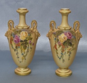 Dos Floreros Royal Worcester. Alto: 16 cm.