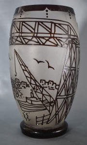 Vaso vidrio Artistico anónimo, en homenaje a Q. Martin. 26 cm.