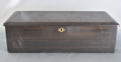 CAJA DE MUSICA, de madera laqueada en negro con rodillo de bronce dorado. Vidrio faltante; funcionando. Mide: 44 x 19 x