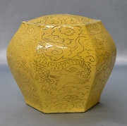 Potiche oriental con esmalte amarillo. 15 cm.