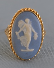 Anillo de oro con miniatura wedgwood con figura femenina clásica.