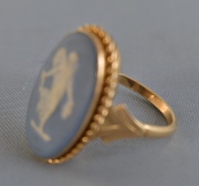 Anillo de oro con miniatura wedgwood con figura femenina clásica.