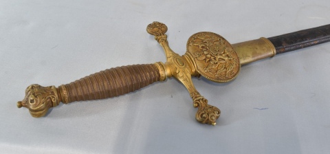 Espada de ceñir, empuñadura de bronce dorado con ornato de escudo real. Hoja de tres planos. España, Faltante.