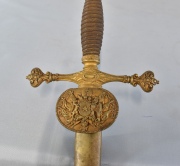 Espada de ceñir, empuñadura de bronce dorado con ornato de escudo real. Hoja de tres planos. España, Faltante.