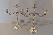 Par de candelabros chilenos, para 3 velas, sellados 900. Alto: 35 cm. Peso: 2,430 kg.