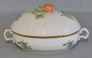 Pequeña legumbrera con tapa, perilla con fruto, porcelana Herend. Frente: 17 cm.