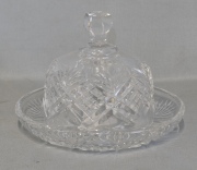 Cuatro piezas de cristal: Jarra, campana, pequeño perfumero y mantequera con tapa. Alto jarra: 16 cm.