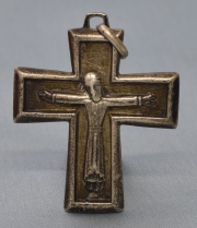 Cruz de A. Belgiorno de plata. Peso: 12 gr. Alto: 4,2 cm.