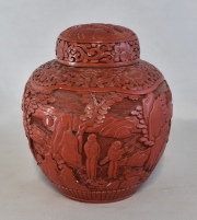 Vaso de laca china. Alto: 18 cm. Diámetro: 15 cm.