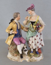 Escena galante, grupo en porcelana de Viena. Alto: 19, 5 cm.