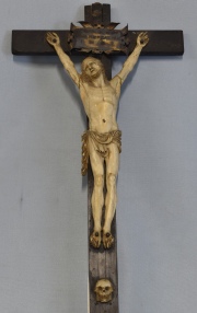 Crucifijo marfil, averías. Restauros. Alto cruz: 44 cm.