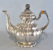 Juego de Té incompleto, de plata. Tetera; Lechera; Cremera; Azucarera; y 1 taza de similar diseño. Peso: 2,225 kg.