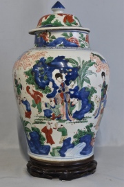 Par de potiches chinos de porcelada policromada. Restauros y averías. Alto Potiches: 41 cm.