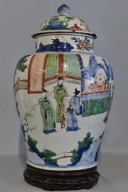 Par de potiches chinos de porcelada policromada. Restauros y averías. Alto Potiches: 41 cm.