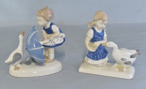 Nilña con Paraguas y Niña con pato, de porcelana GDR. 2 Piezas.