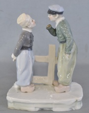 Grupo de dos niños, de porcelana Kve Karl Ens, mano faltante. 16.5 cm de alto.