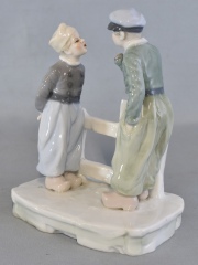 Grupo de dos niños, de porcelana Kve Karl Ens, mano faltante. 16.5 cm de alto.