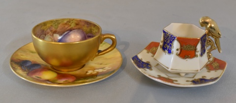 Dos Pocillos con platos, uno Royal Worcester. Distintos