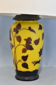 Vaso transformado en lámpara, de vidrio, firmado Velez. Alto vaso: 34 cm.