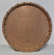 BANDEJA CIRCULAR TIBETANA, de bronce con figura mitológica y guardas. Diámetro: 58 cm.