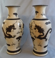 Par de Vasos orientales. Decoración de dragones sobre esmale beige. Alto 57,5 cm.