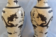 Par de Vasos orientales. Decoración de dragones sobre esmale beige. Alto 57,5 cm.