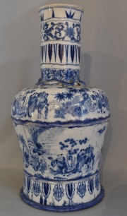 Vaso de porcelana Herend con chinoiserie, blanca y azul, con restauraciones. Alto 61 cm.