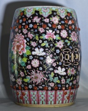 Banco de jardin chino, de porcelana. Alto: 46 cm.