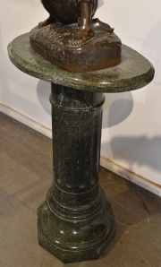 E.Truffot, Le Berger Jupille, escultura bronce de 53,5 cm. Sobre pedestal mármol verde alpe de 90 cm.