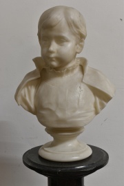 BUSTO DE NIÑO NOBLE, de mármol blanco tallado. Alto: 44 cm. Sobre pedestal de mármol verde alpe.