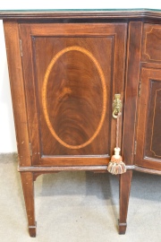 Sideboard Eduardiano de caoba. Alto: 94 cm. Frente: 152 cm. Prof.: 59 cm.