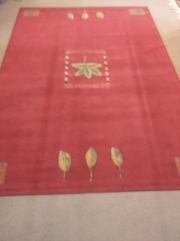 Alfombra marroqui, de lana. Decoración de hojas, fondo rojo. Mide: 227x158 cm.