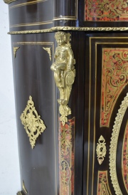 GABINETE BOULLE, frente bombé, de madera con aplicaciones de bronce y carey. Ornato de niños esculpidos y motivos floral