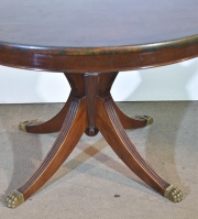 MESA DE COMEDOR ESTILO REGENCY, de forma circular, de madera enchapada en caoba.